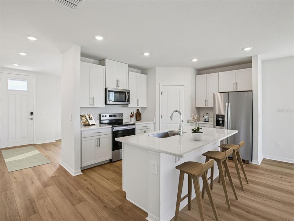 Activo con contrato: $389,000 (4 camas, 2 baños, 2503 Pies cuadrados)