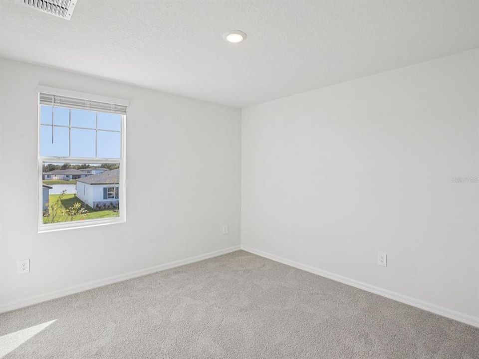 Activo con contrato: $389,000 (4 camas, 2 baños, 2503 Pies cuadrados)