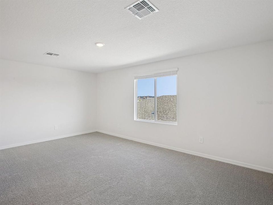 Activo con contrato: $389,000 (4 camas, 2 baños, 2503 Pies cuadrados)