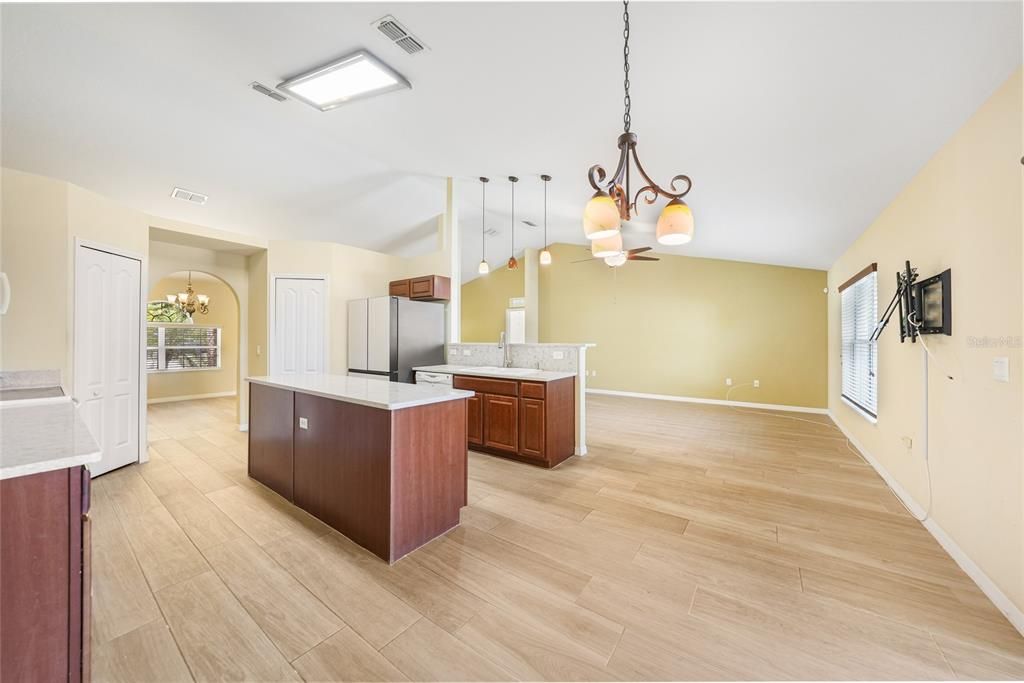 待售: $595,000 (4 贝兹, 2 浴室, 2256 平方英尺)