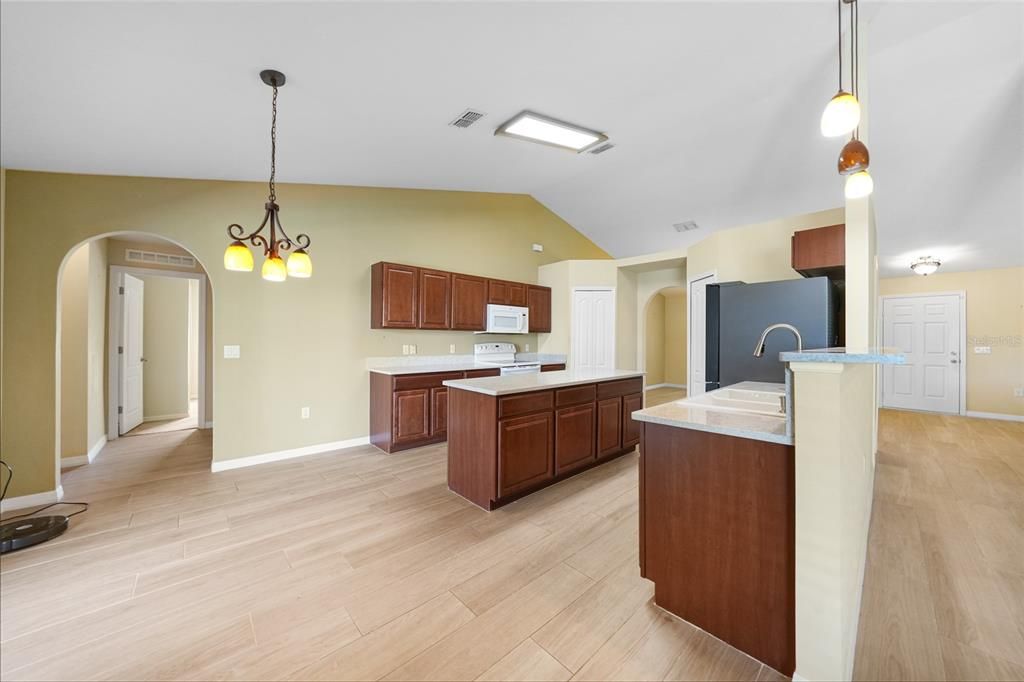 待售: $595,000 (4 贝兹, 2 浴室, 2256 平方英尺)