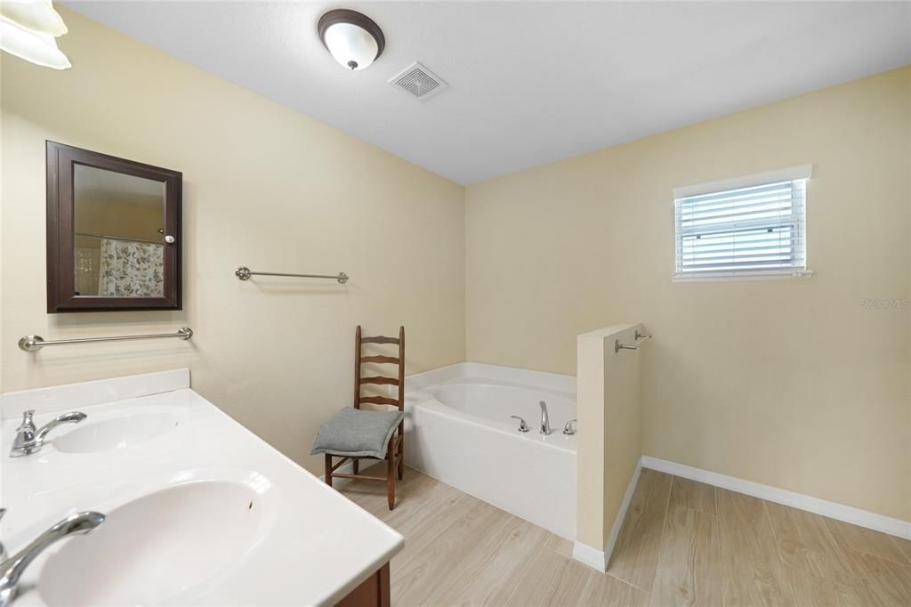 待售: $595,000 (4 贝兹, 2 浴室, 2256 平方英尺)