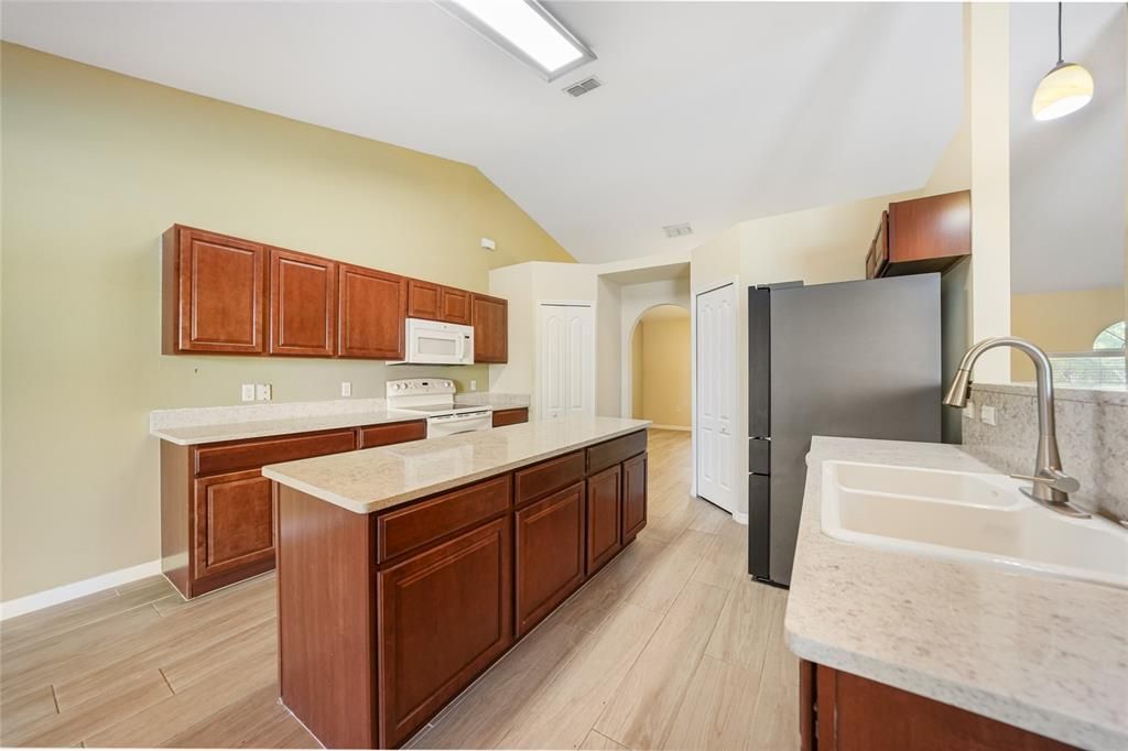 待售: $595,000 (4 贝兹, 2 浴室, 2256 平方英尺)