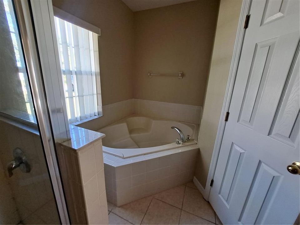 Active With Contract: $235,000 (3 beds, 2 baths, 1682 Square Feet)