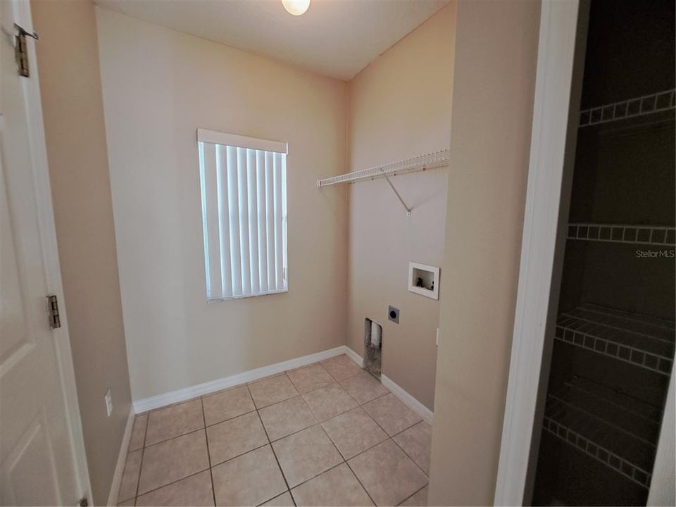 Active With Contract: $235,000 (3 beds, 2 baths, 1682 Square Feet)