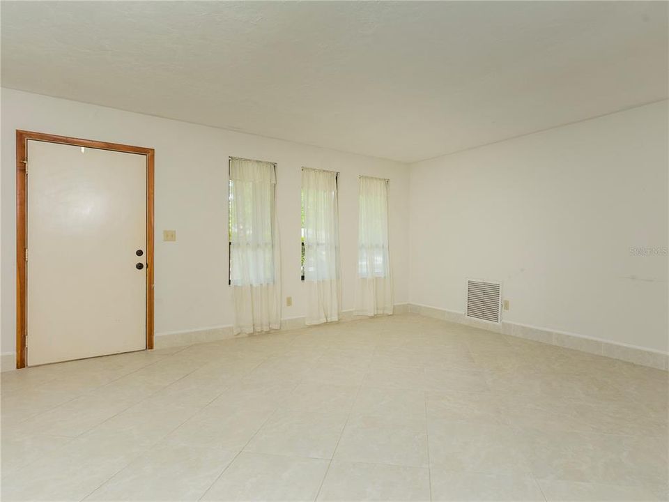 For Rent: $1,950 (3 beds, 2 baths, 1442 Square Feet)