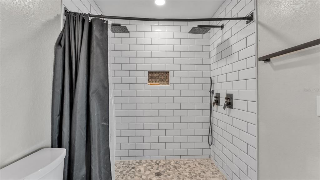 待售: $620,000 (4 贝兹, 2 浴室, 2049 平方英尺)