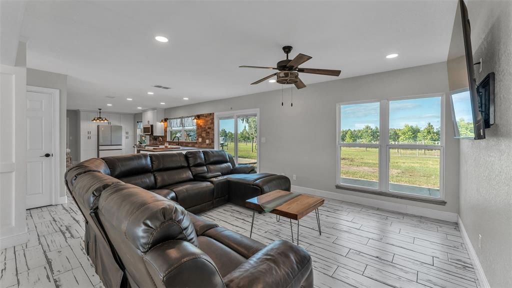 待售: $620,000 (4 贝兹, 2 浴室, 2049 平方英尺)