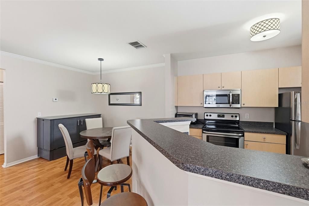 待售: $253,999 (1 贝兹, 1 浴室, 947 平方英尺)