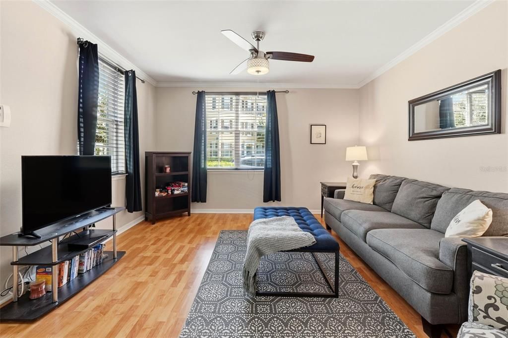 待售: $253,999 (1 贝兹, 1 浴室, 947 平方英尺)