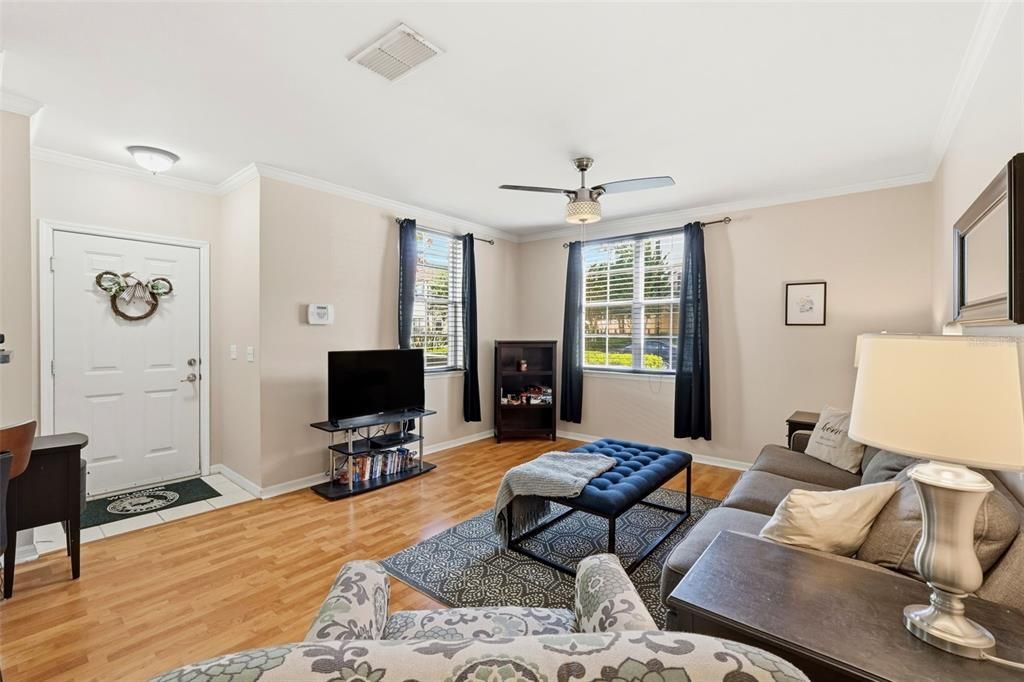 待售: $253,999 (1 贝兹, 1 浴室, 947 平方英尺)