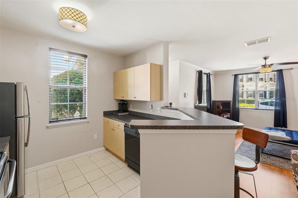 待售: $253,999 (1 贝兹, 1 浴室, 947 平方英尺)