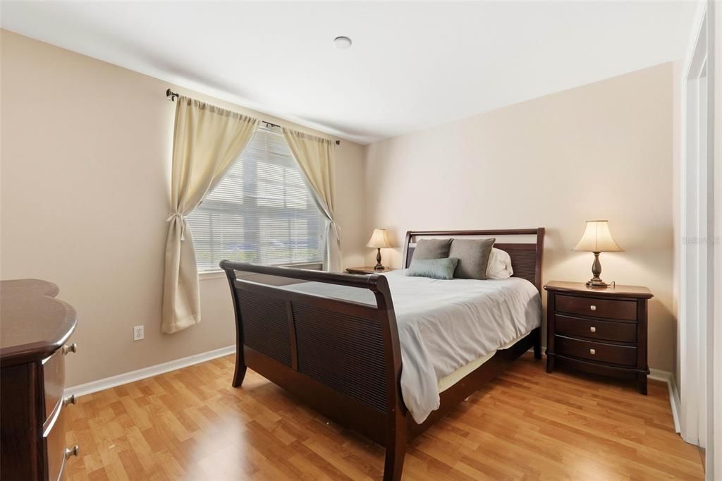 待售: $253,999 (1 贝兹, 1 浴室, 947 平方英尺)