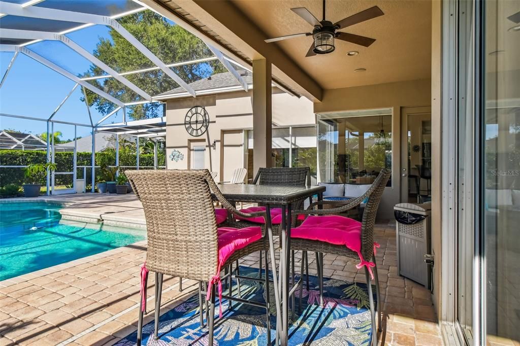 Под контрактом: $999,000 (5 спален, 3 ванн, 3054 Квадратных фут)