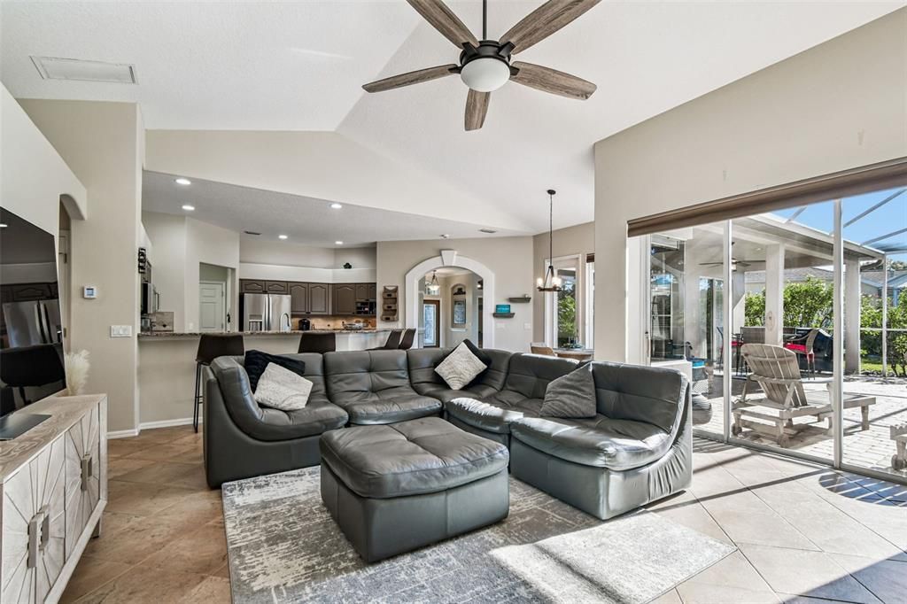 Под контрактом: $999,000 (5 спален, 3 ванн, 3054 Квадратных фут)