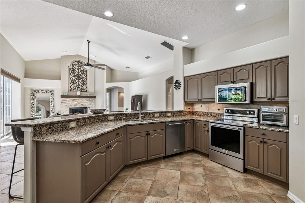 Под контрактом: $999,000 (5 спален, 3 ванн, 3054 Квадратных фут)