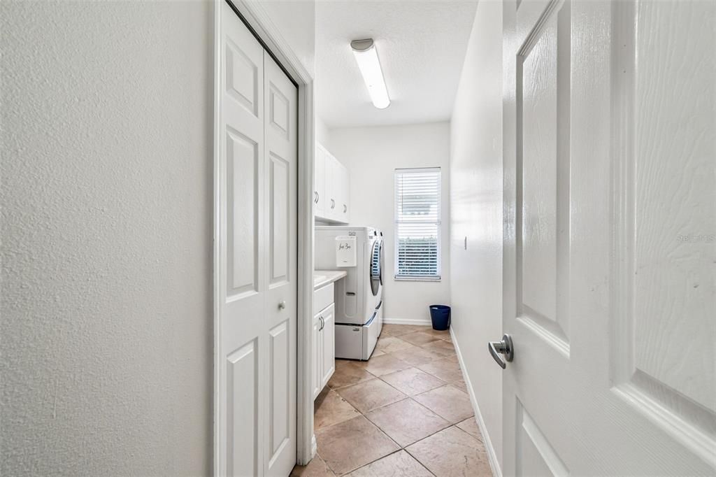 Под контрактом: $999,000 (5 спален, 3 ванн, 3054 Квадратных фут)