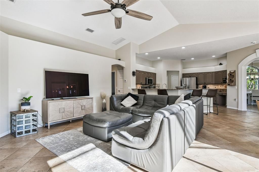 Под контрактом: $999,000 (5 спален, 3 ванн, 3054 Квадратных фут)