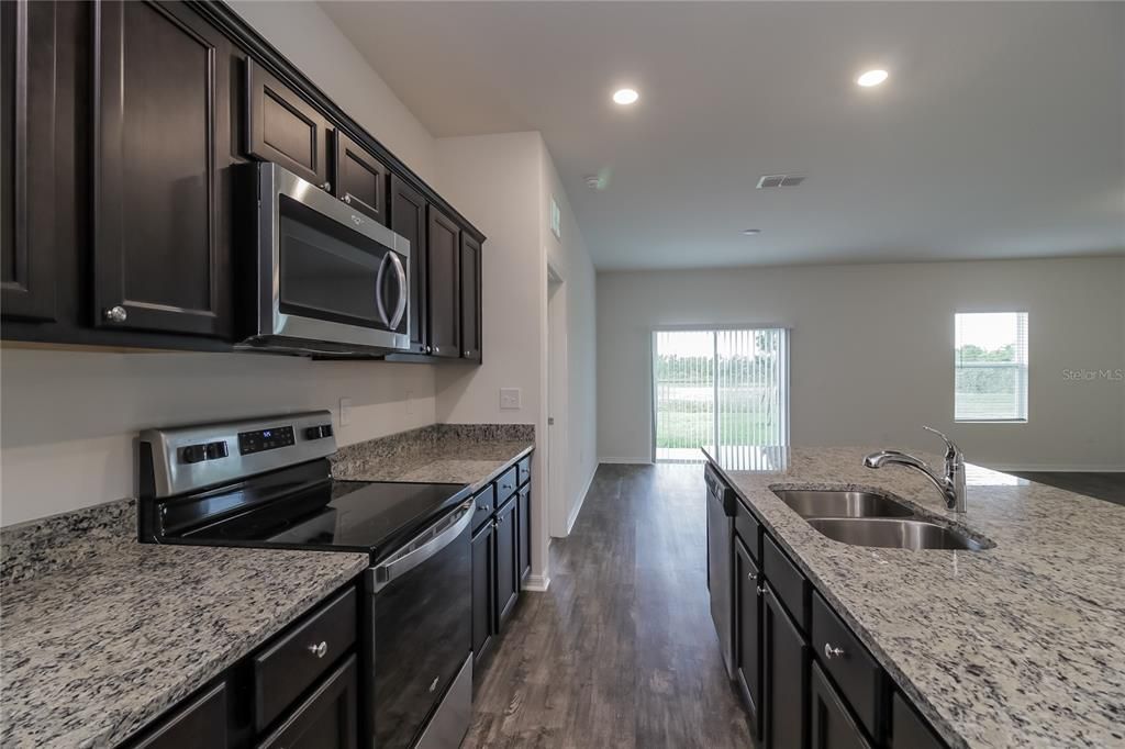 For Rent: $2,405 (4 beds, 2 baths, 1909 Square Feet)