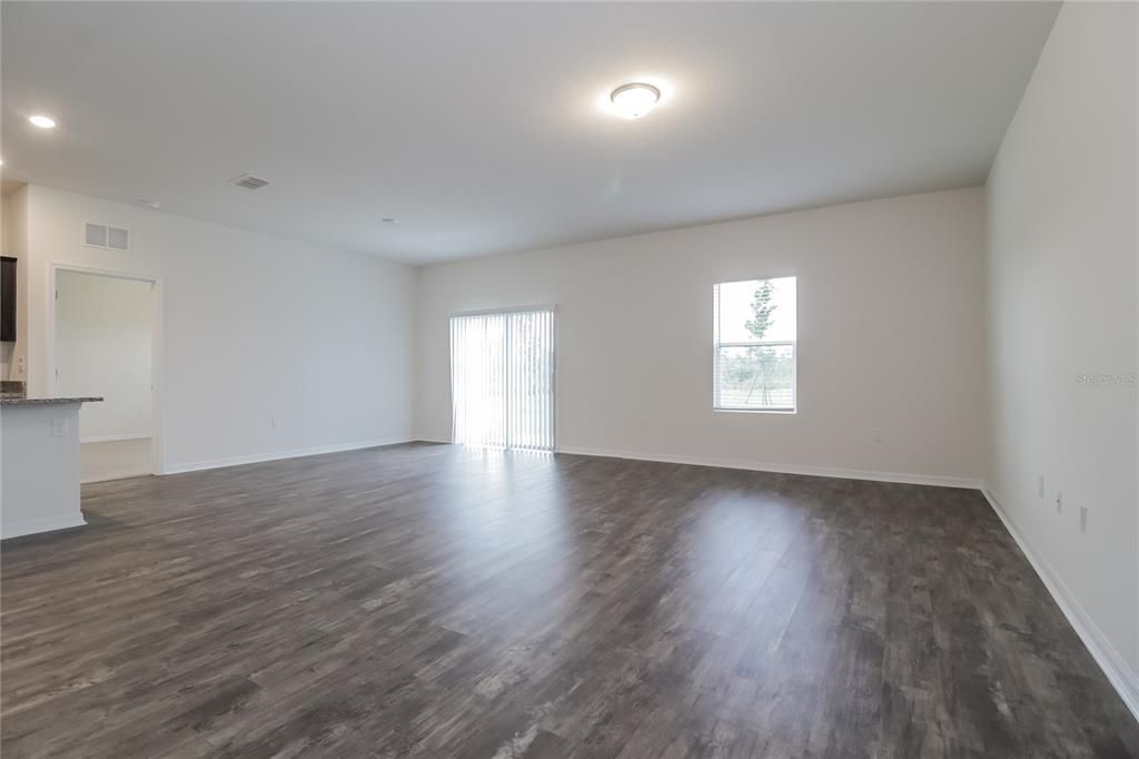 For Rent: $2,405 (4 beds, 2 baths, 1909 Square Feet)