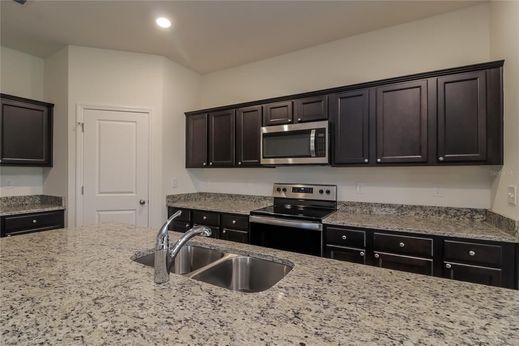 For Rent: $2,405 (4 beds, 2 baths, 1909 Square Feet)