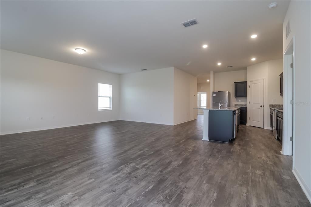 For Rent: $2,405 (4 beds, 2 baths, 1909 Square Feet)