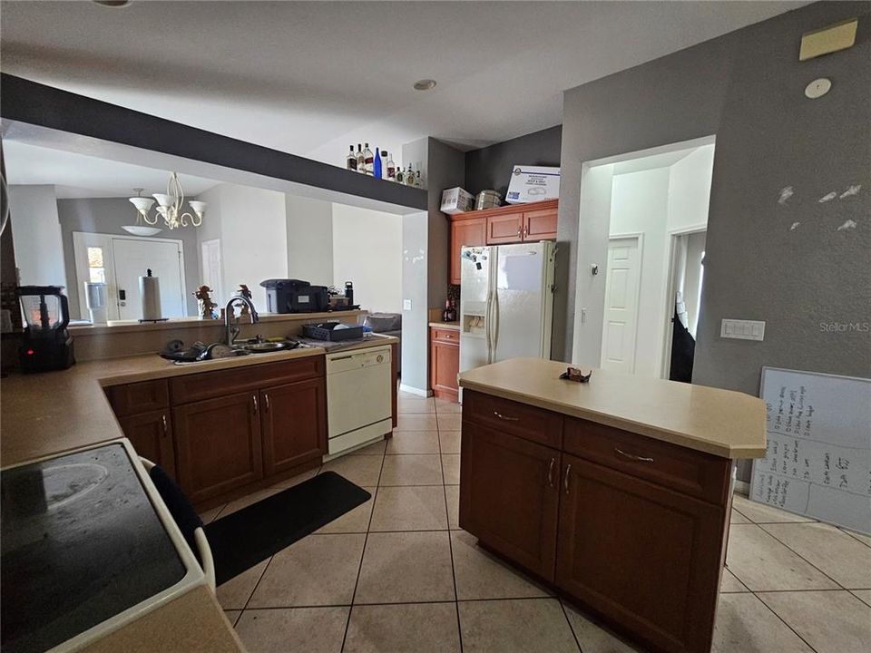 合同活跃: $250,000 (3 贝兹, 2 浴室, 1425 平方英尺)