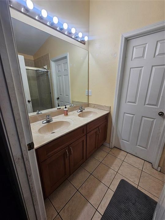 合同活跃: $250,000 (3 贝兹, 2 浴室, 1425 平方英尺)