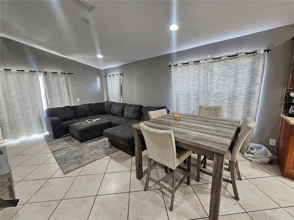 合同活跃: $250,000 (3 贝兹, 2 浴室, 1425 平方英尺)