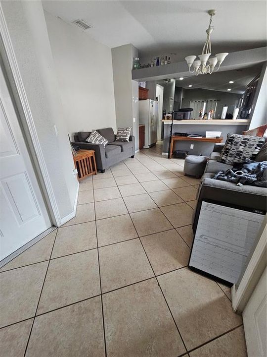 合同活跃: $250,000 (3 贝兹, 2 浴室, 1425 平方英尺)