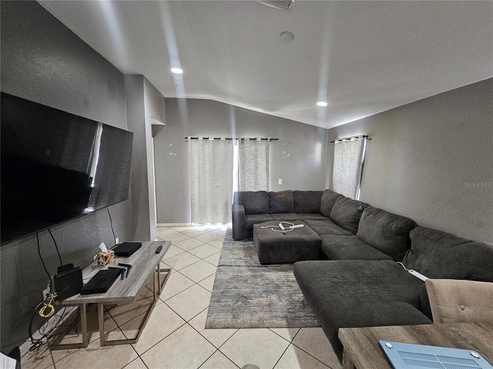 合同活跃: $250,000 (3 贝兹, 2 浴室, 1425 平方英尺)