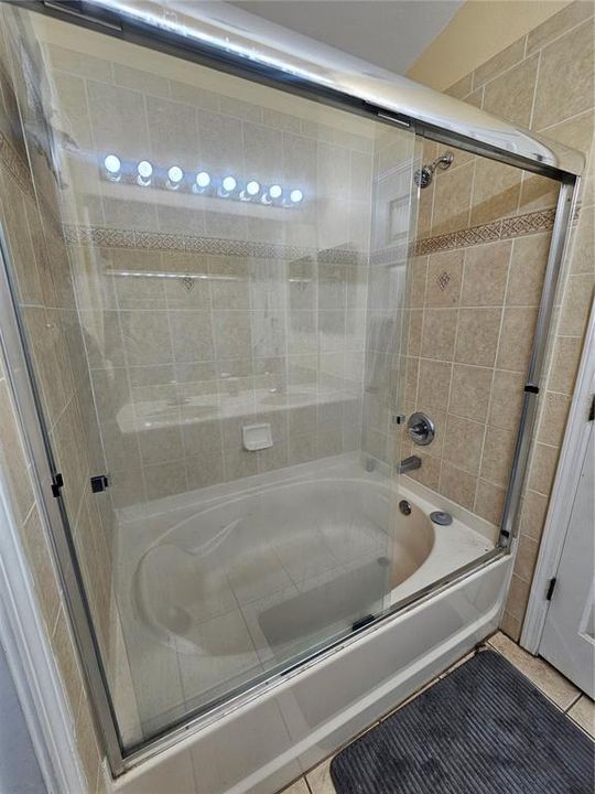 合同活跃: $250,000 (3 贝兹, 2 浴室, 1425 平方英尺)