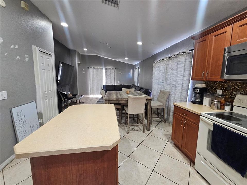 合同活跃: $250,000 (3 贝兹, 2 浴室, 1425 平方英尺)