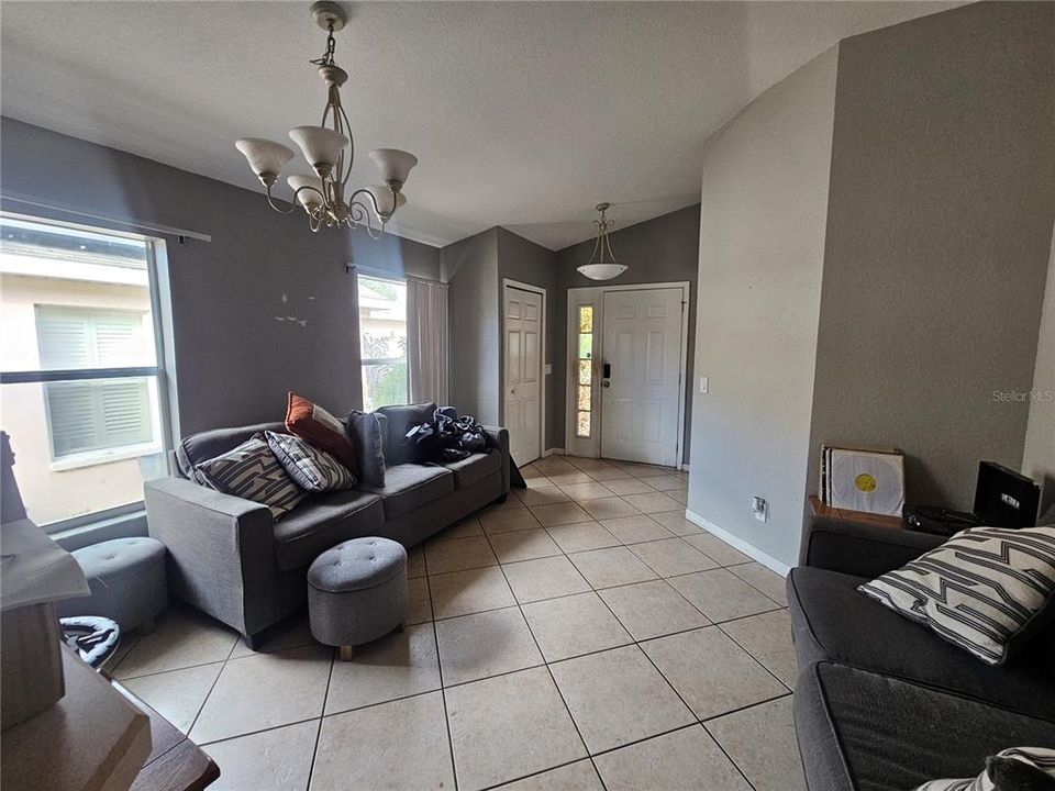 合同活跃: $250,000 (3 贝兹, 2 浴室, 1425 平方英尺)