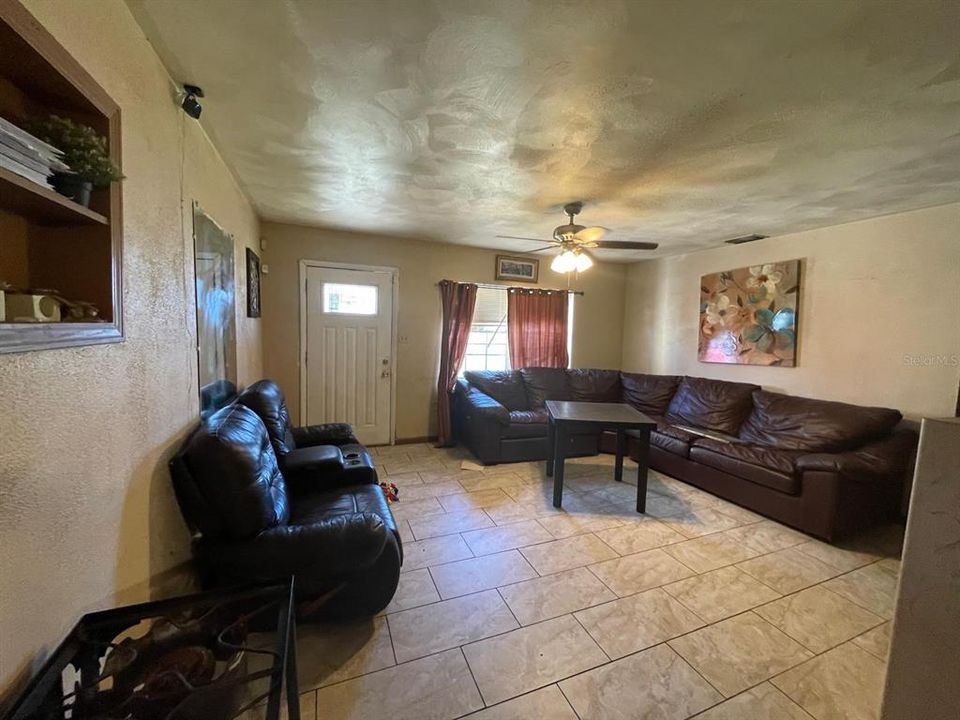 待售: $229,000 (5 贝兹, 2 浴室, 2096 平方英尺)