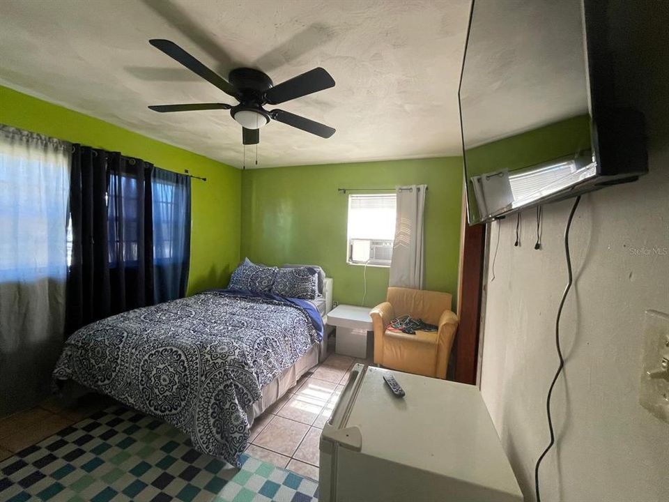 待售: $229,000 (5 贝兹, 2 浴室, 2096 平方英尺)