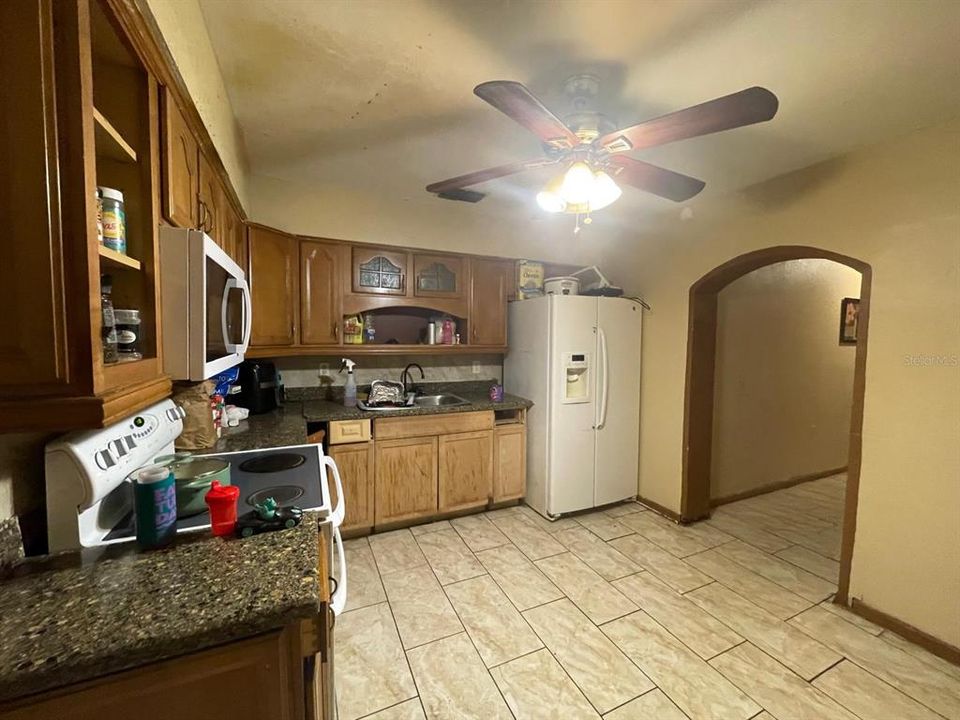 待售: $229,000 (5 贝兹, 2 浴室, 2096 平方英尺)