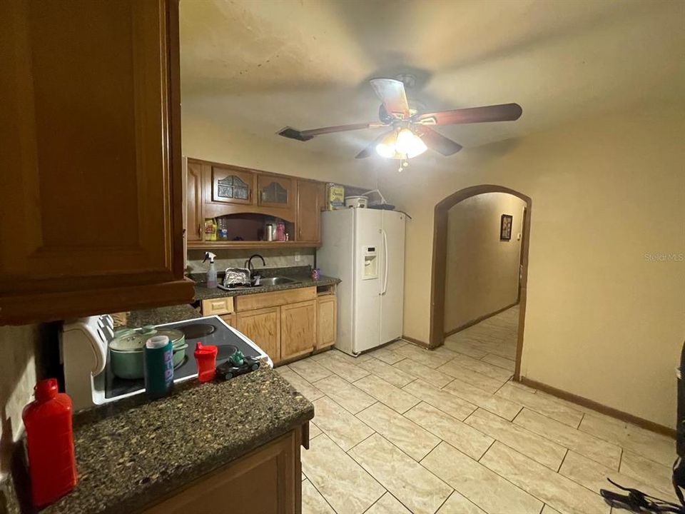 待售: $229,000 (5 贝兹, 2 浴室, 2096 平方英尺)