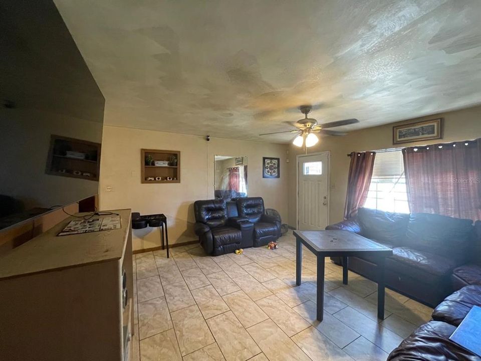 待售: $229,000 (5 贝兹, 2 浴室, 2096 平方英尺)