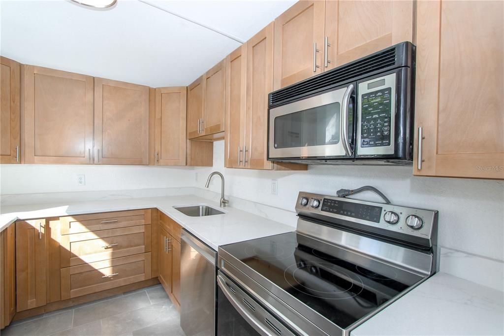 На продажу: $319,000 (2 спален, 2 ванн, 1170 Квадратных фут)