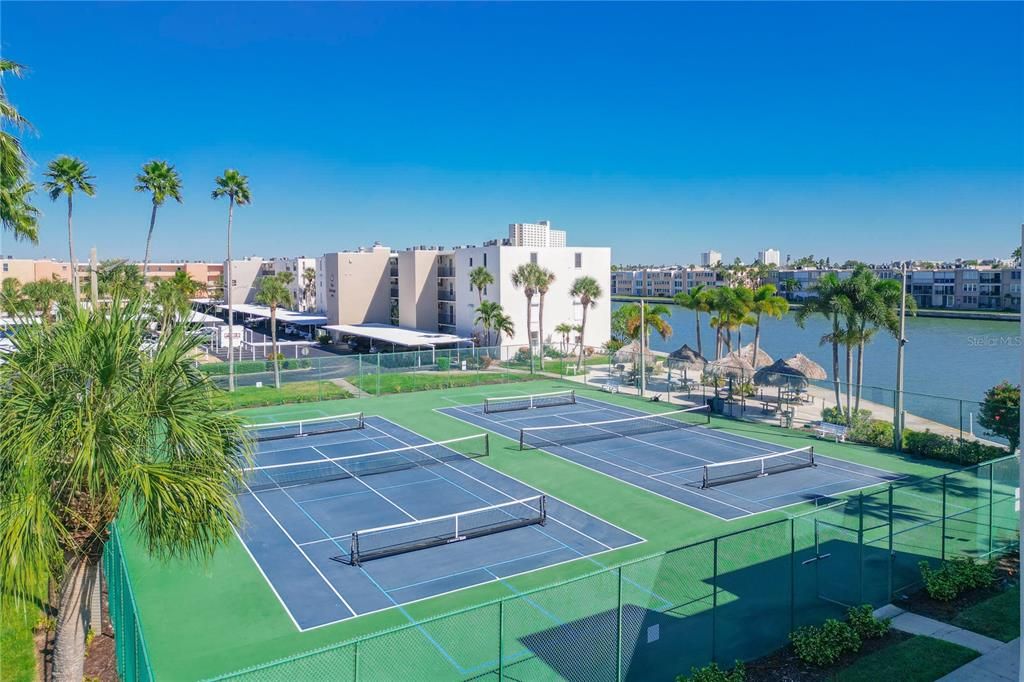 На продажу: $319,000 (2 спален, 2 ванн, 1170 Квадратных фут)