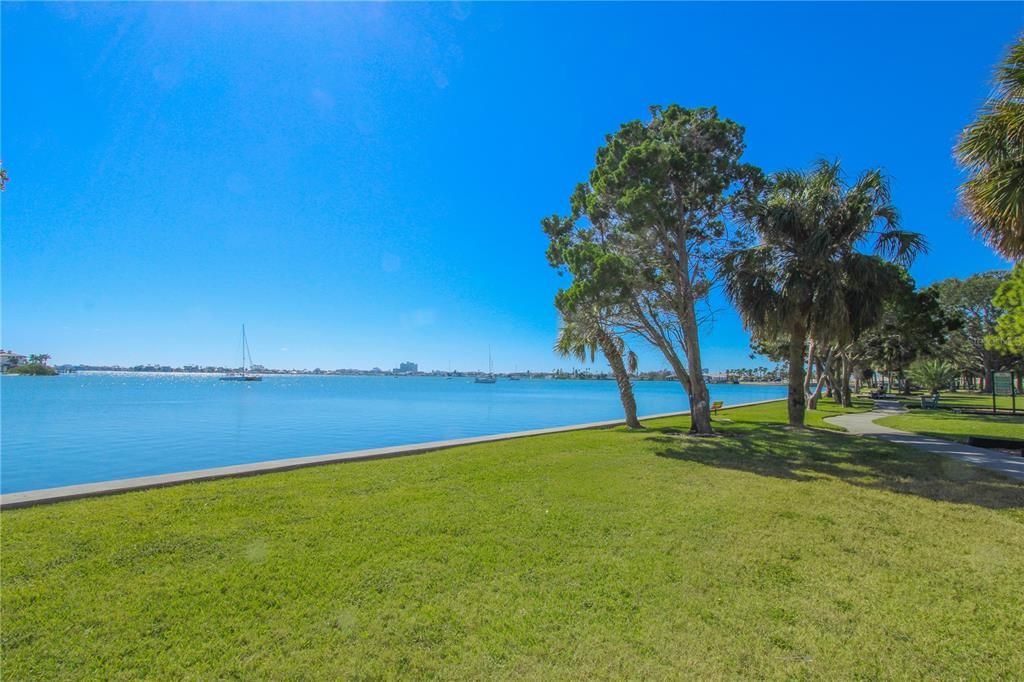 На продажу: $319,000 (2 спален, 2 ванн, 1170 Квадратных фут)