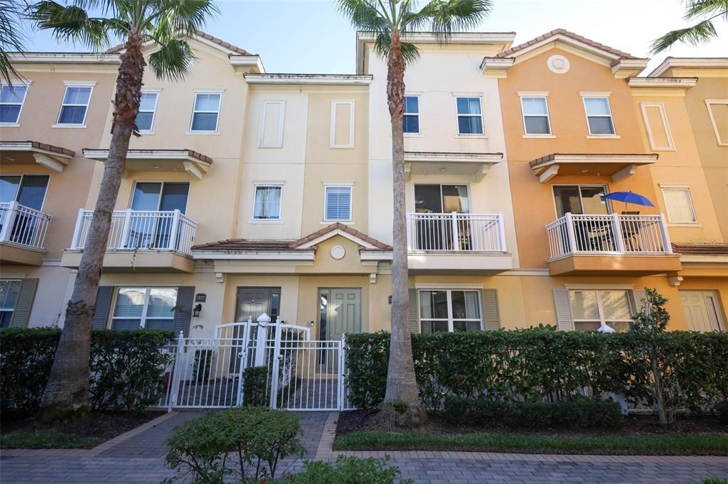 For Sale: $399,900 (3 beds, 3 baths, 1989 Square Feet)