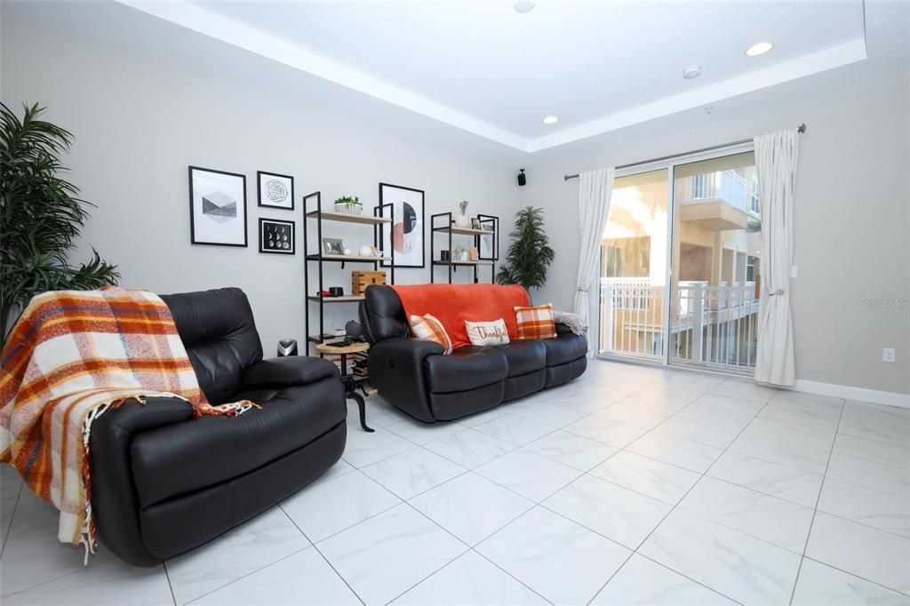 For Sale: $399,900 (3 beds, 3 baths, 1989 Square Feet)