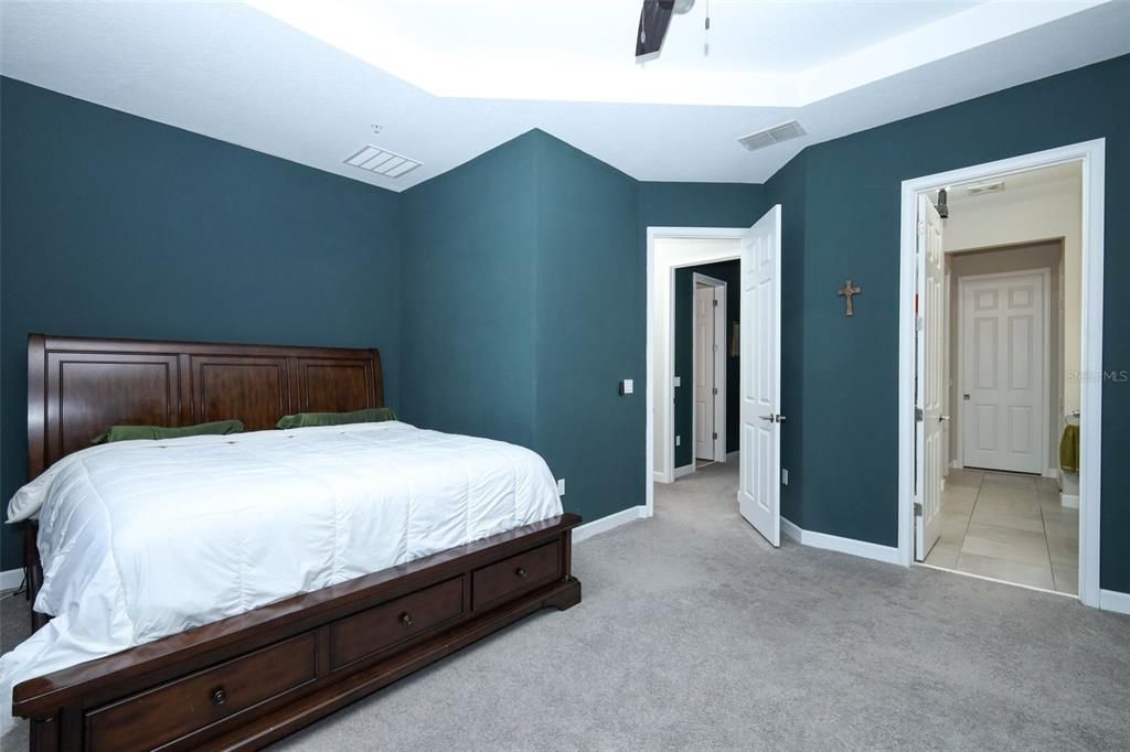 For Sale: $399,900 (3 beds, 3 baths, 1989 Square Feet)