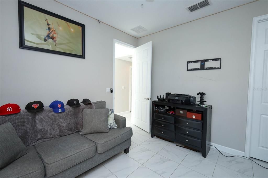 For Sale: $399,900 (3 beds, 3 baths, 1989 Square Feet)