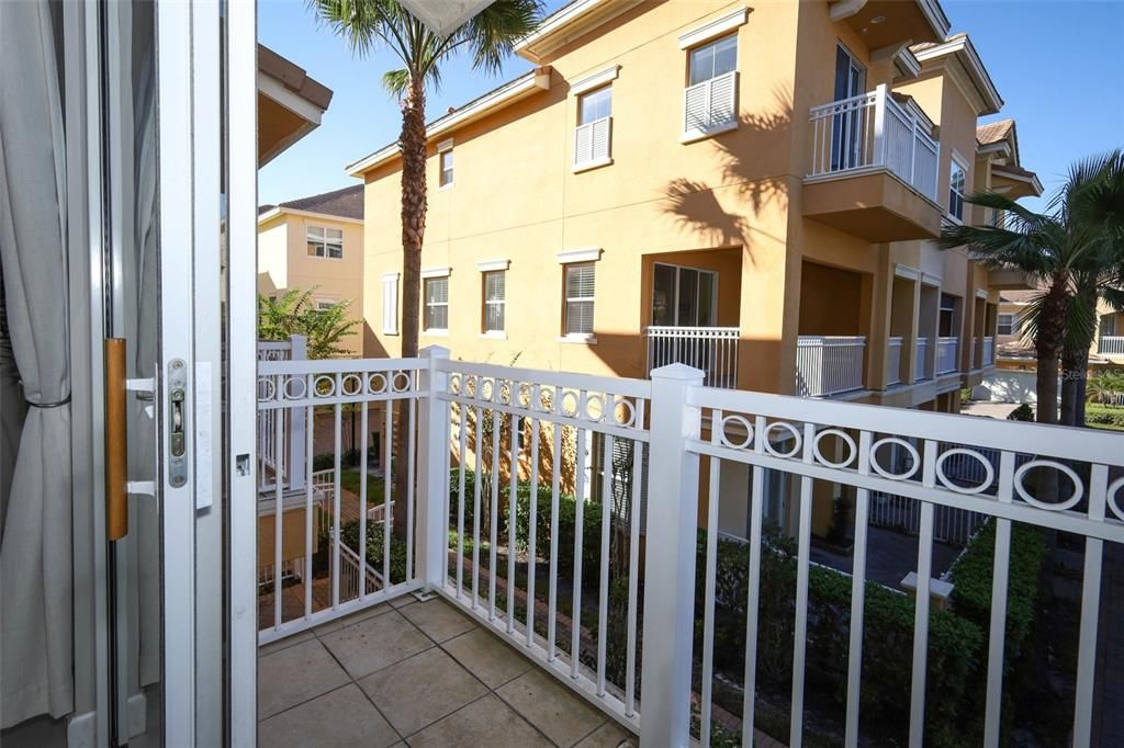 For Sale: $399,900 (3 beds, 3 baths, 1989 Square Feet)