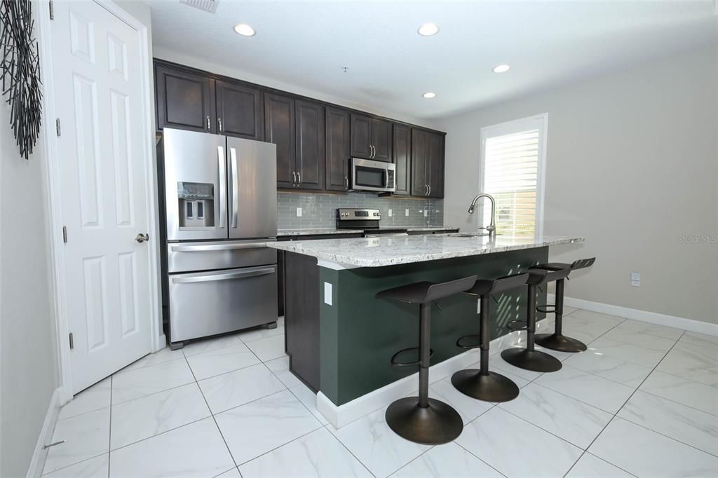 For Sale: $399,900 (3 beds, 3 baths, 1989 Square Feet)