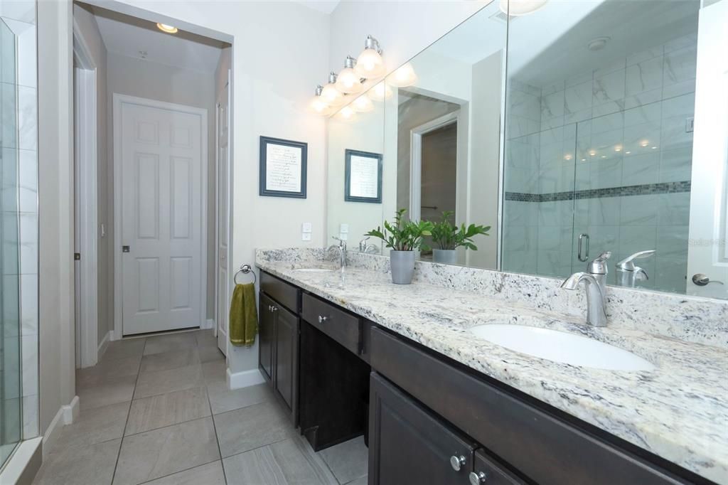 For Sale: $399,900 (3 beds, 3 baths, 1989 Square Feet)