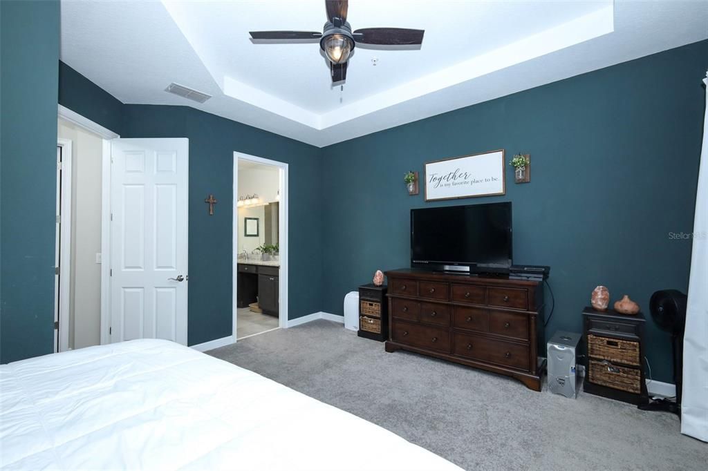 For Sale: $399,900 (3 beds, 3 baths, 1989 Square Feet)